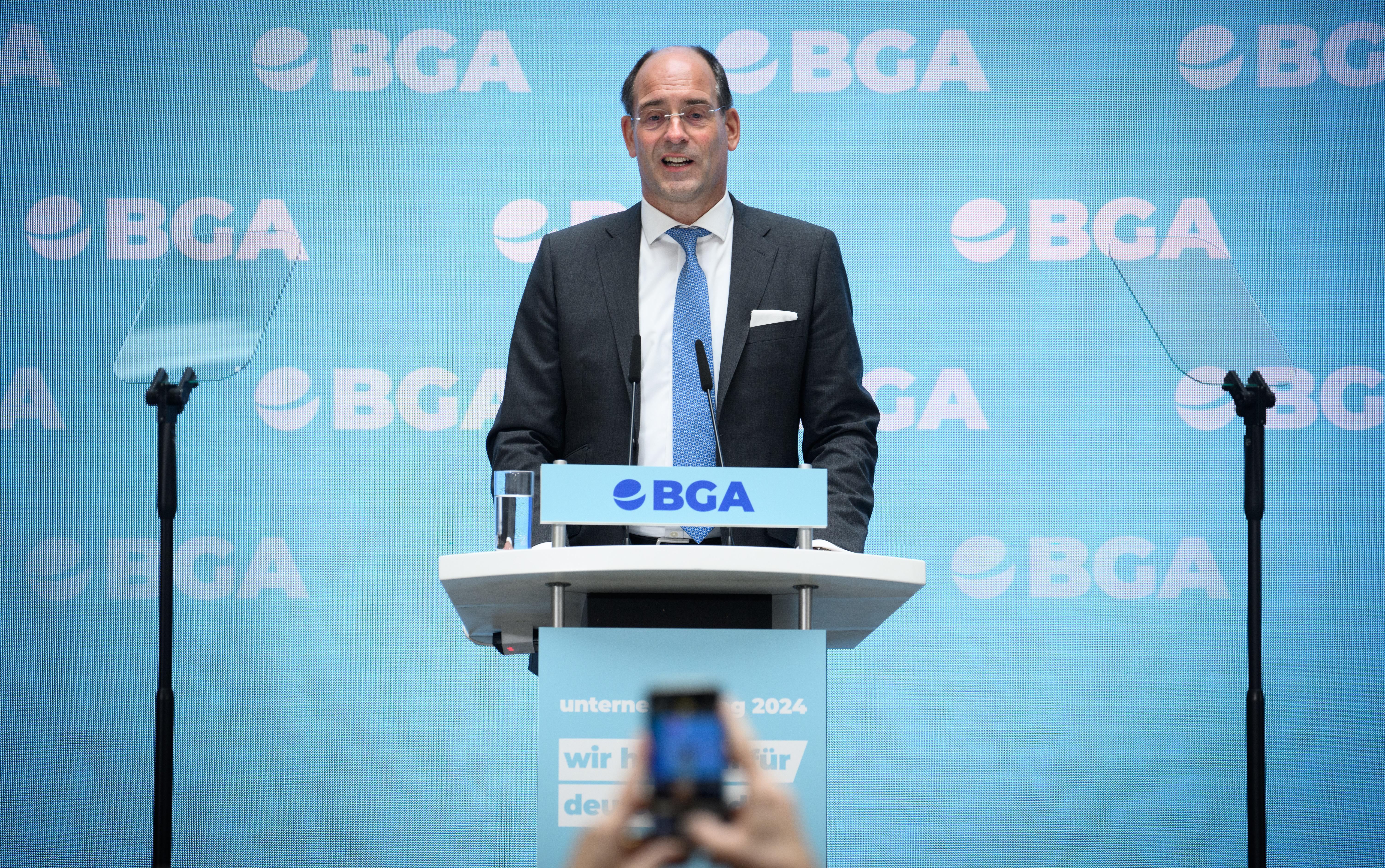 Dirk Jandura, Präsident des Bundesverbands Großhandel. Außenhandel, Dienstleistungen spricht über die Lage der deutschen Unternehmen