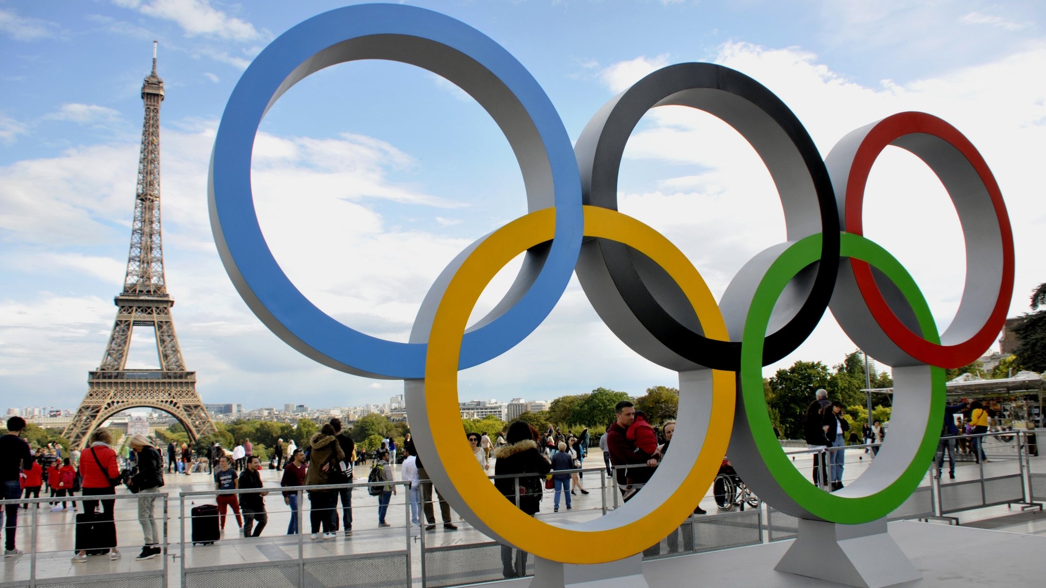 Die olympischen Ringe vor dem Eiffelturm in Paris