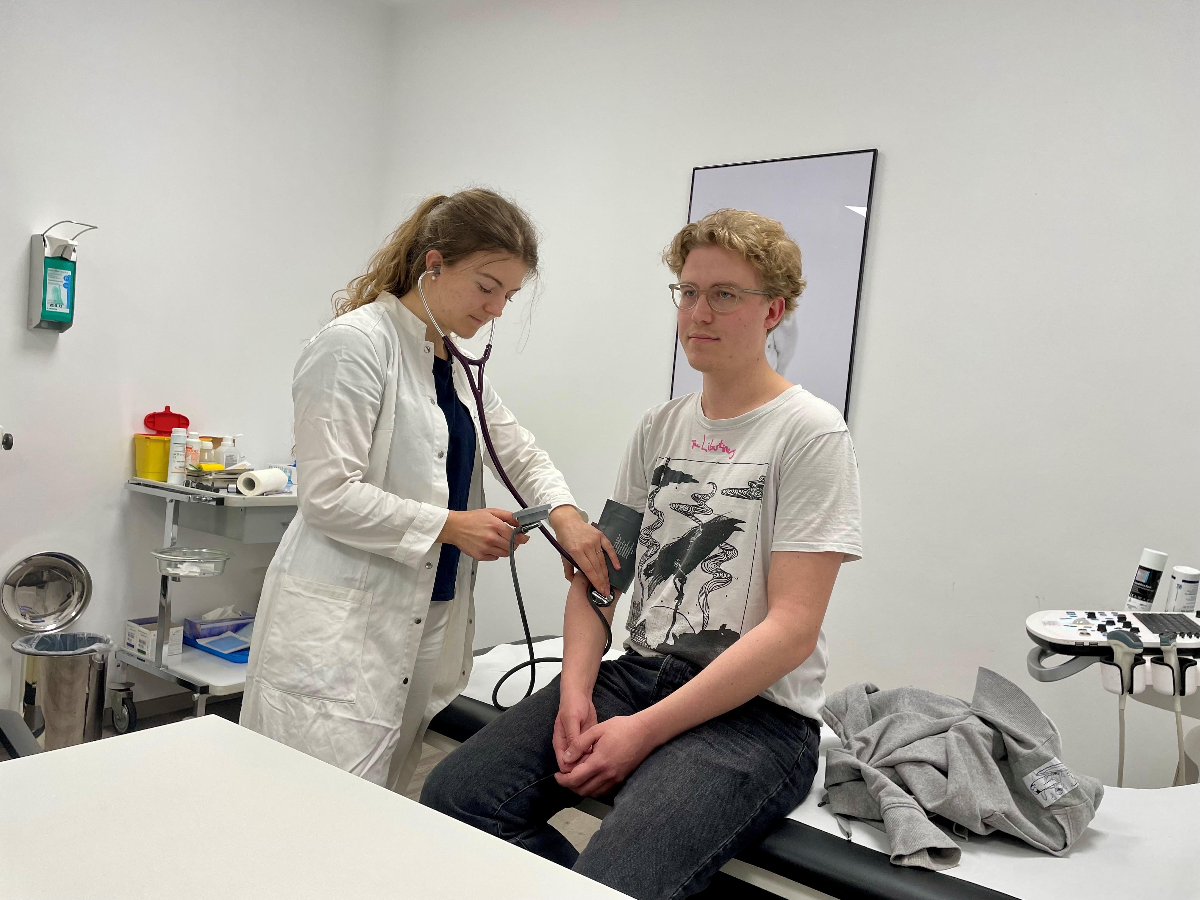 Fanni Bartsch untersucht einen Patienten.