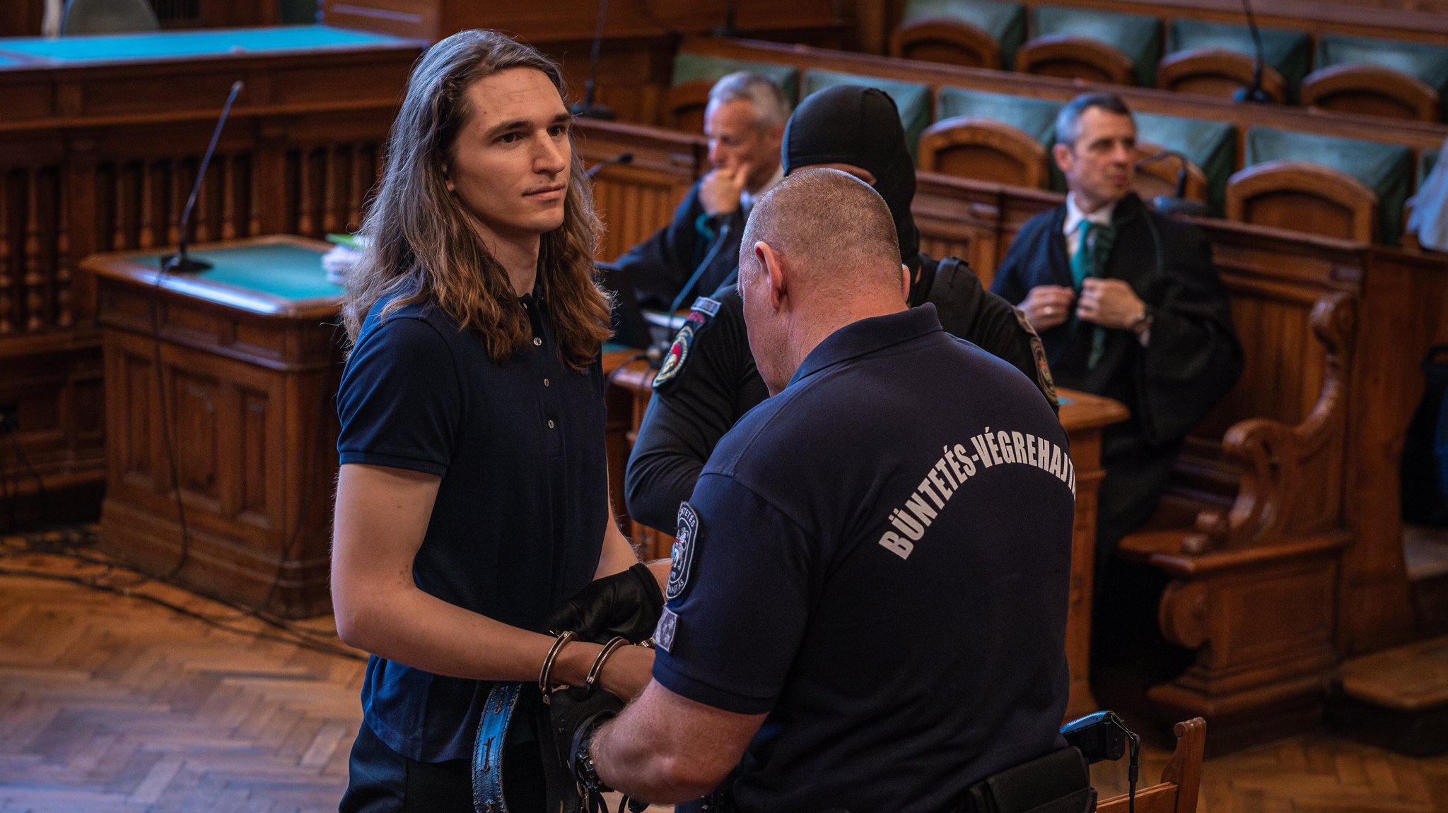 Archivbild vom 12. Juni 2025: Maja T., eine deutsche Antifa-Aktivistin, wird in Budapest von einem Beamten des Justizvollzugs in Handschellen gelegt. | Bild: picture alliance / ZUMAPRESS.com | Daniel Alfoldi Archivbild vom 12. Juni 2025: Maja T., eine deutsche Antifa-Aktivistin, wird in Budapest von einem Beamten des Justizvollzugs in Handschellen gelegt.