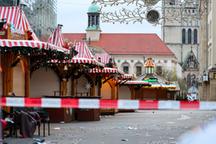 21.12.2024, Sachsen-Anhalt, Magdeburg: Weihnachtsmarktbuden stehen hinter einer Absperrung auf dem Magdeburger Weihnachtsmarkt. Am Vorabend war ein Autofahrer in eine Menschengruppe gefahren. Es gab mehrere Tote und Verletzte. Foto: Jan Woitas/dpa +++ dpa-Bildfunk +++ | Bild:dpa-Bildfunk/Jan Woitas