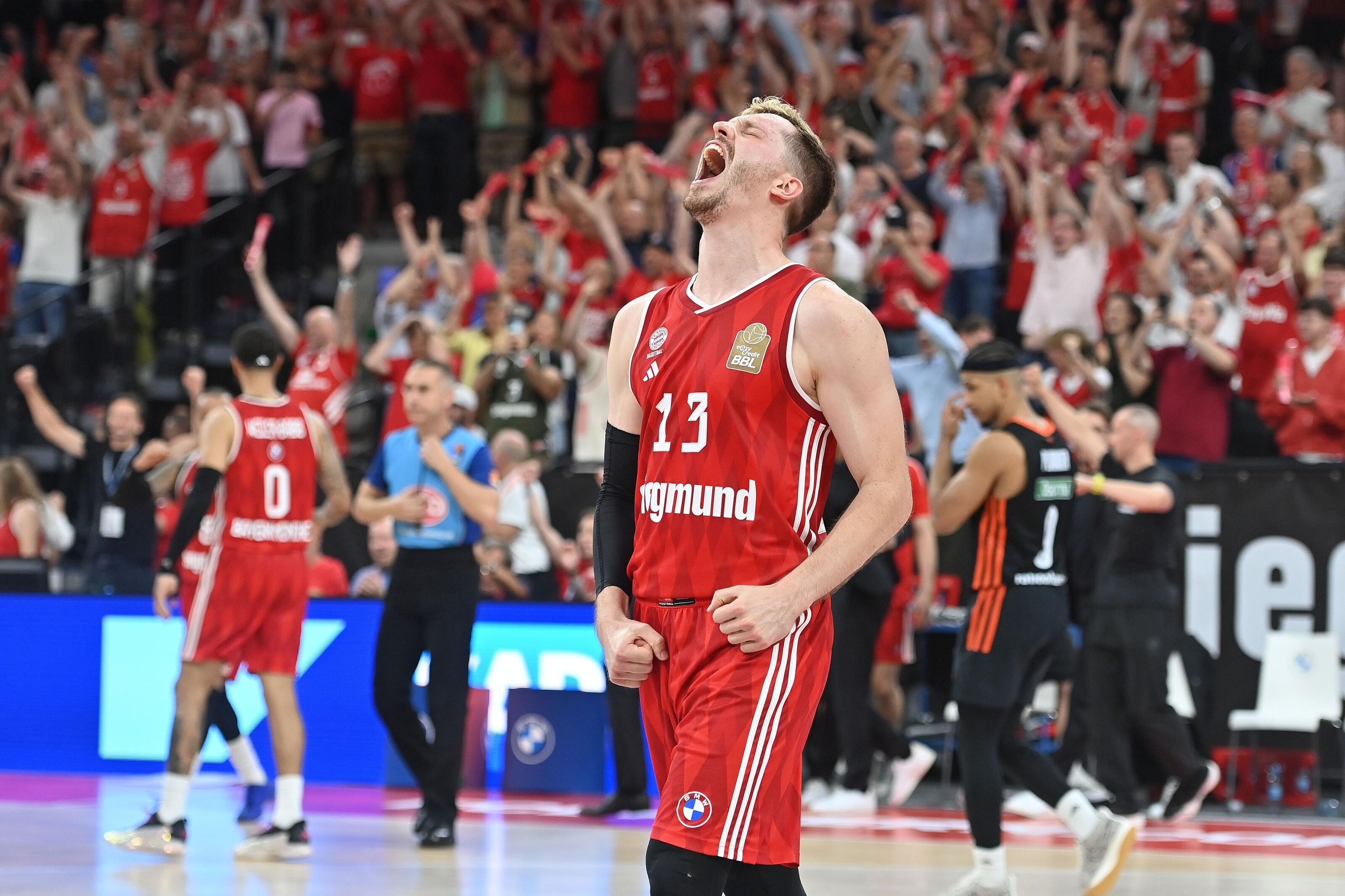 Andreas Obst vom FC Bayern Basketball jubelt