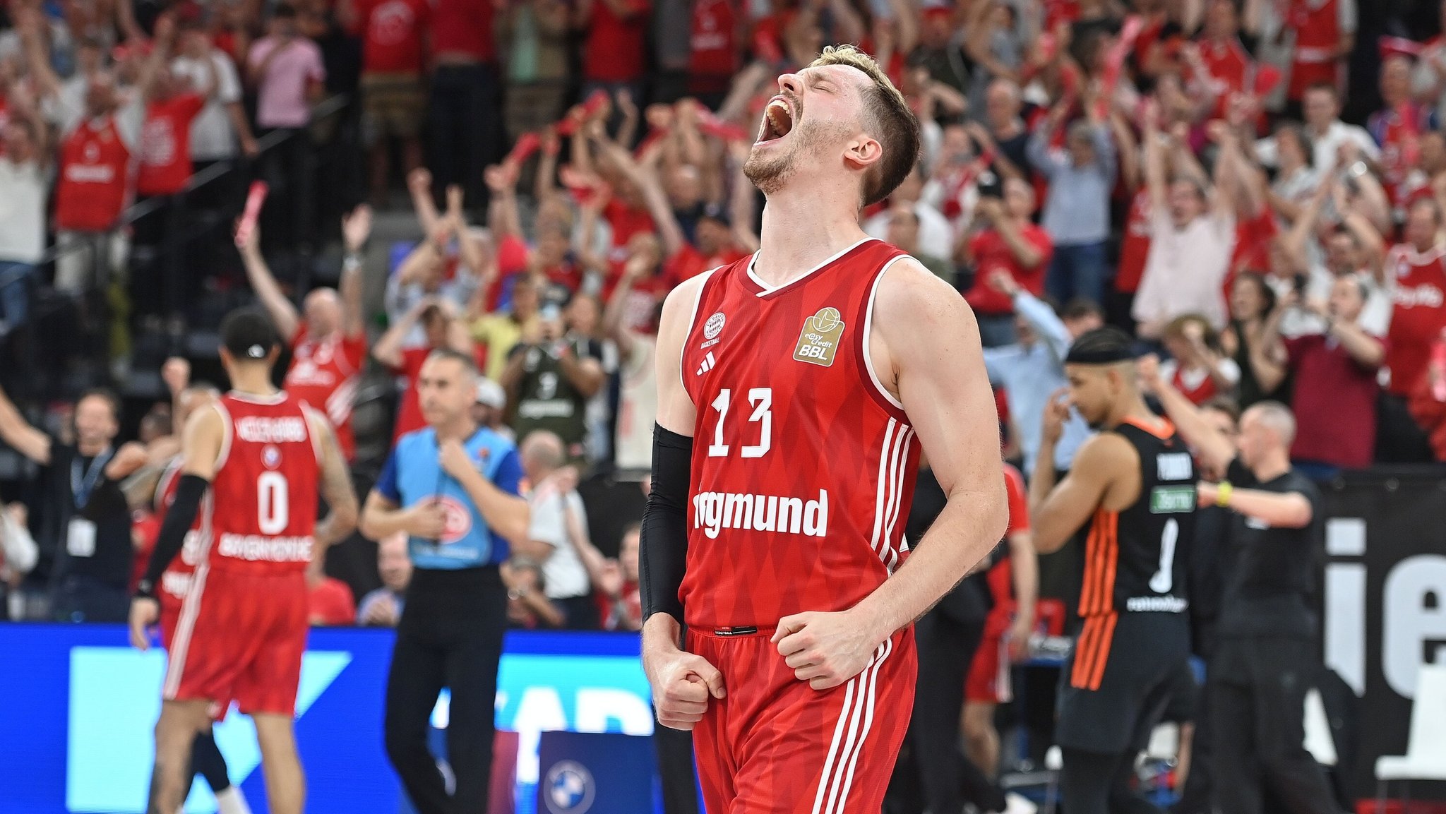 Andreas Obst vom FC Bayern Basketball jubelt
