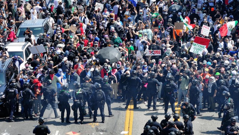 Los Angeles: Hunderte Demonstranten stehen der Polizei und der Nationalgarde gegenüber | Bild: picture alliance / Anadolu | Tayfun Coskun Los Angeles: Hunderte Demonstranten stehen der Polizei und der Nationalgarde gegenüber