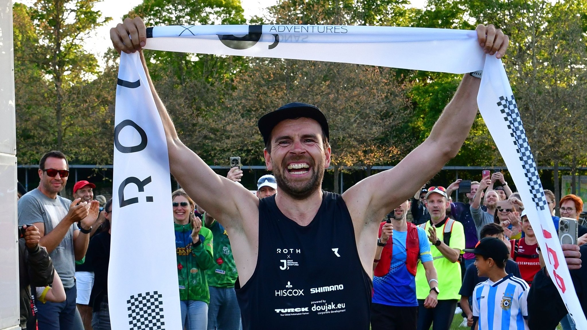 Jonas Deichmann läuft bei seinem ersten Langdistanztriathlon von 120 in Roth ins Ziel.