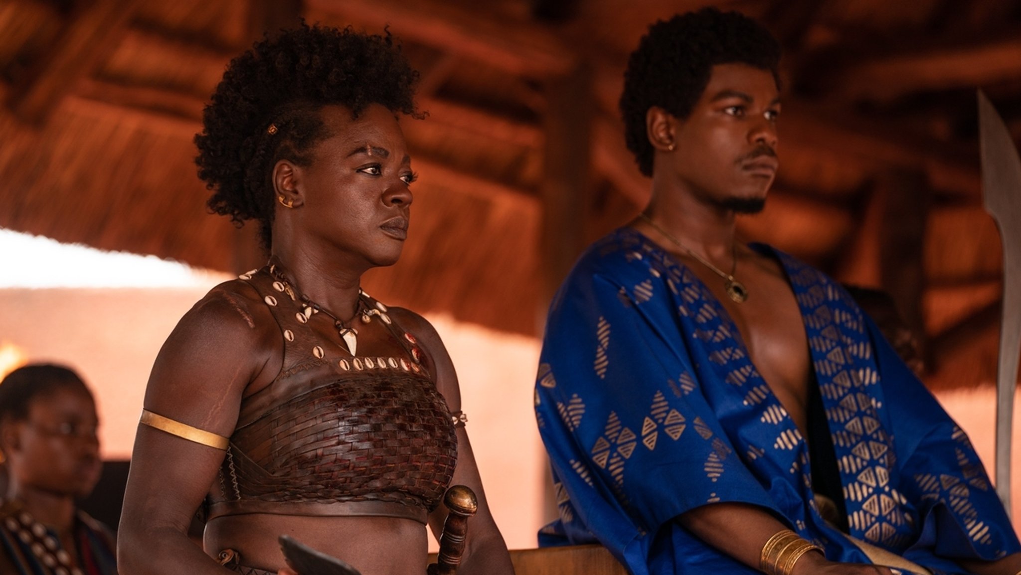 Viola Davis als Generalin in "The Woman King" muss ihren König beschützen (Filmszene).