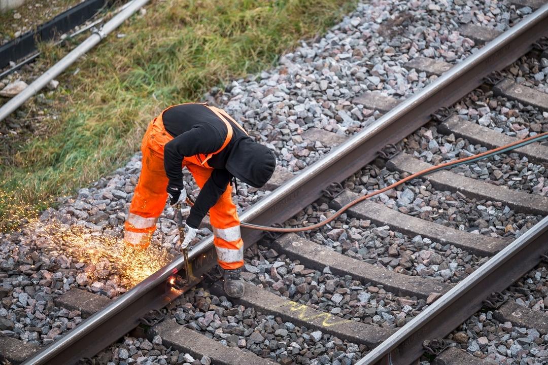 Symbolbild Langsamfahrstellen in Bayern ARCHIV - 11.12.2023, Bayern, Forchheim: Ein Arbeiter zerteilt ein altes Bahngleis an der Bahnbaustelle der ICE-Strecke zwischen Nürnberg und Bamberg.