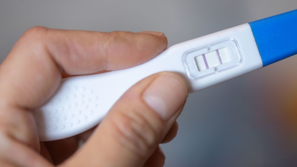 Ein Schwangerschaftstest zeigt mit zwei Streifen eine Schwangerschaft an. | Bild:dpa-Bildfunk/Hendrik Schmidt