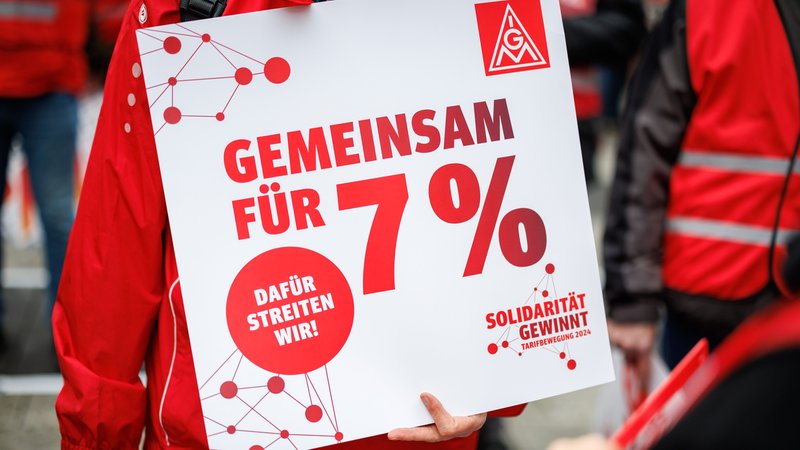 Ein Schild mit der Aufschrift "Gemeinsam für 7 Prozent" ist während einer Kundgebung zu sehen. | Bild: picture alliance/dpa | Daniel Karmann Ein Schild mit der Aufschrift "Gemeinsam für 7 Prozent" ist während einer Kundgebung zu sehen.