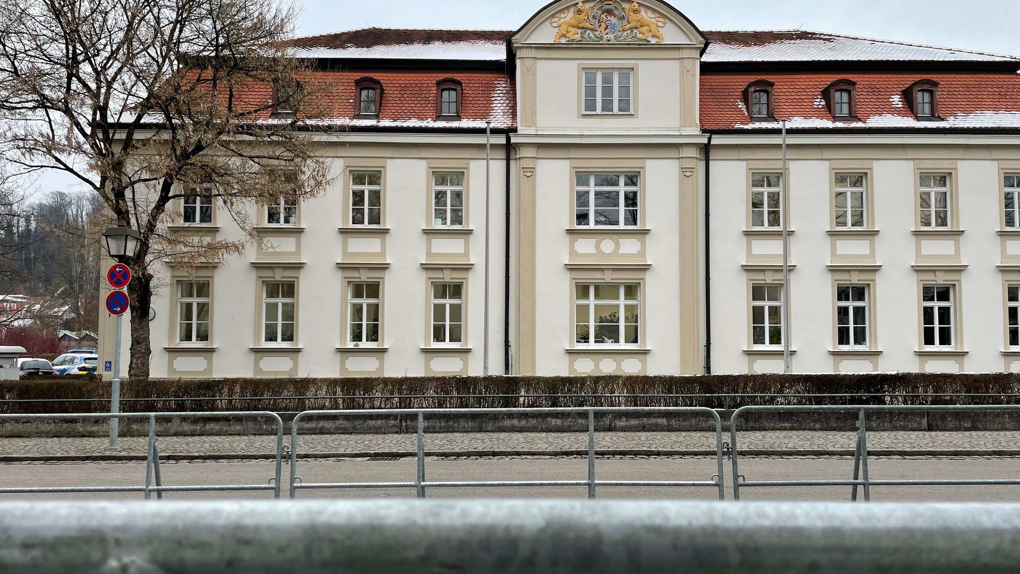 Leere Absperrgitter vor dem Gerichtsgebäude. Es kamen circa 20 Unterstützer und Unterstützerinnen des Angeklagten nach Landsberg.