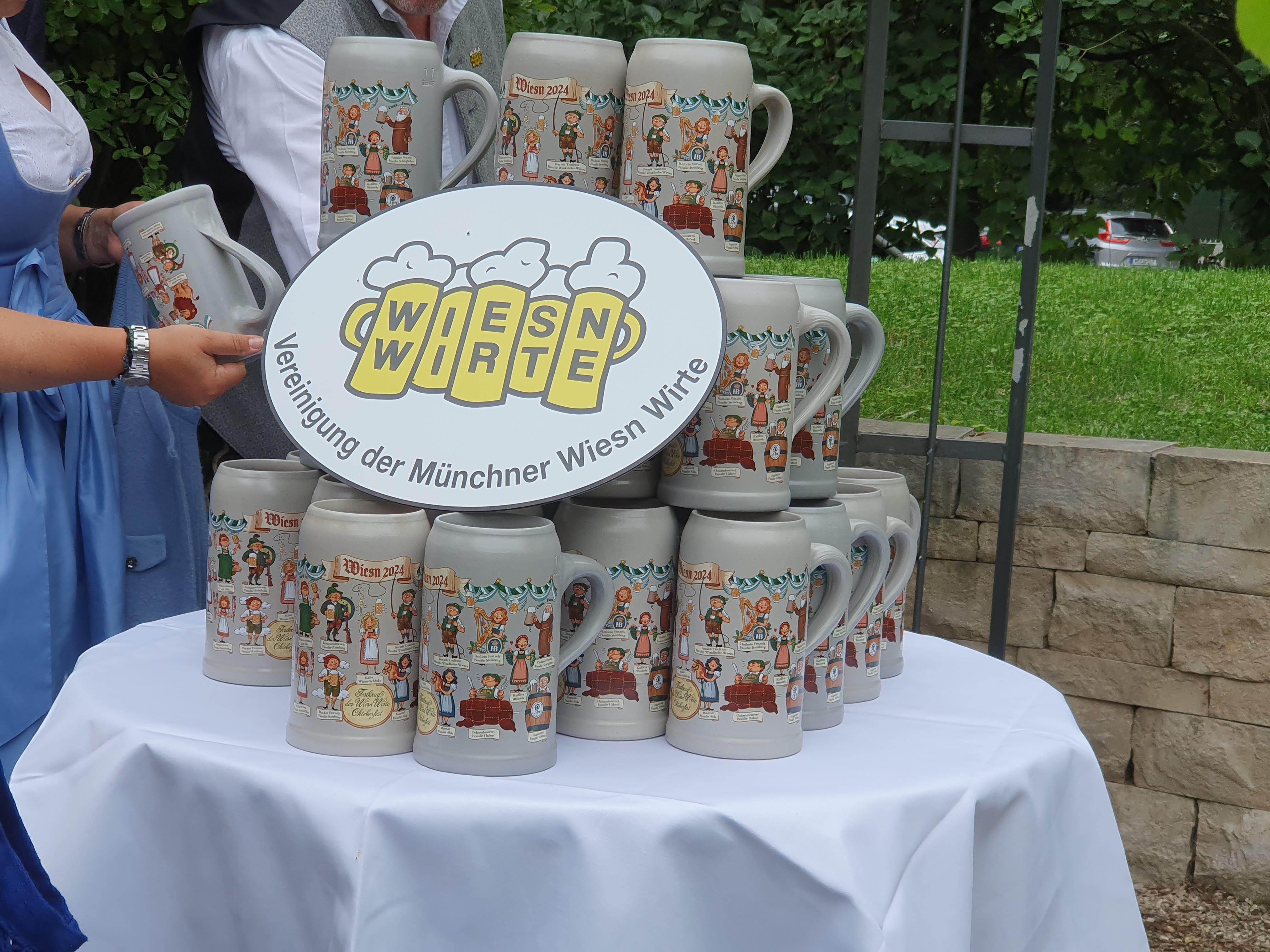 Viele Krüge stehen auf einem Tisch.