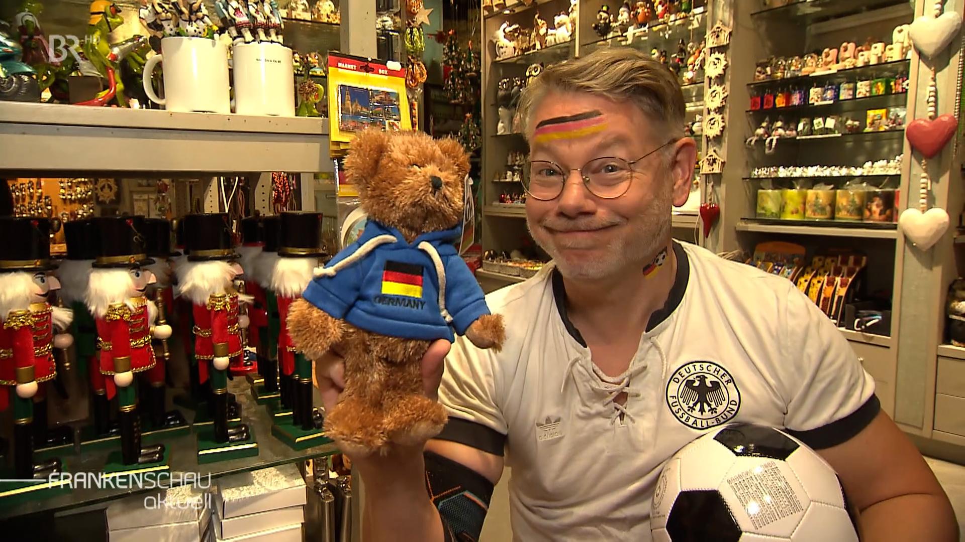 BR-Korrespondent Tobias Burkert in Deutschland-Outfit.