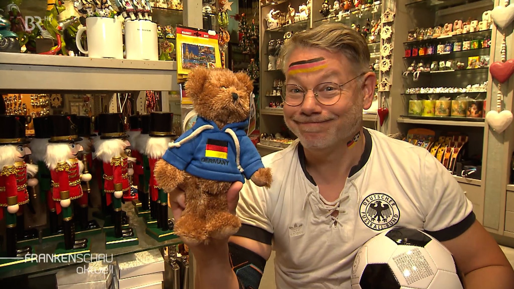 BR-Korrespondent Tobias Burkert in Deutschland-Outfit.