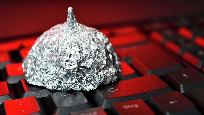 Aluhut auf Tastatur | Bild: Picture Alliance Aluhut auf Tastatur