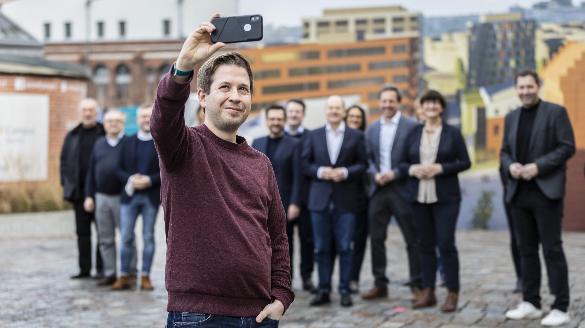 Für Gruppen-Selfies (wie hier bei der SPD-Jahresauftaktklausur) dürfte Kevin Kühnert sein Smartphone weiter nutzen - mit Twitter ist Schluss.