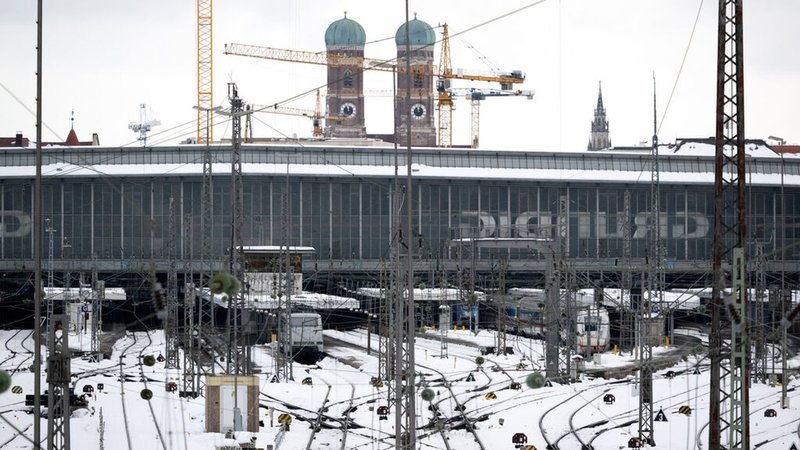 06.12.2023, Bayern, München: Schnee und Eis liegt auf den Gleisen am Hauptbahnhof. Nach dem Chaos in den letzten Tagen entspannt sich die Lage im Bahnverkehr etwas. Foto: Sven Hoppe/dpa +++ dpa-Bildfunk +++