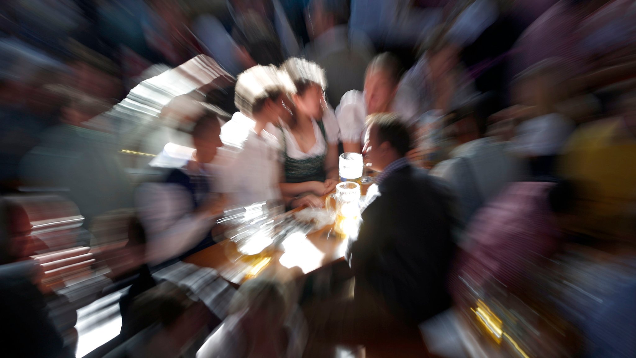 Feiernde beim Münchner Oktoberfest