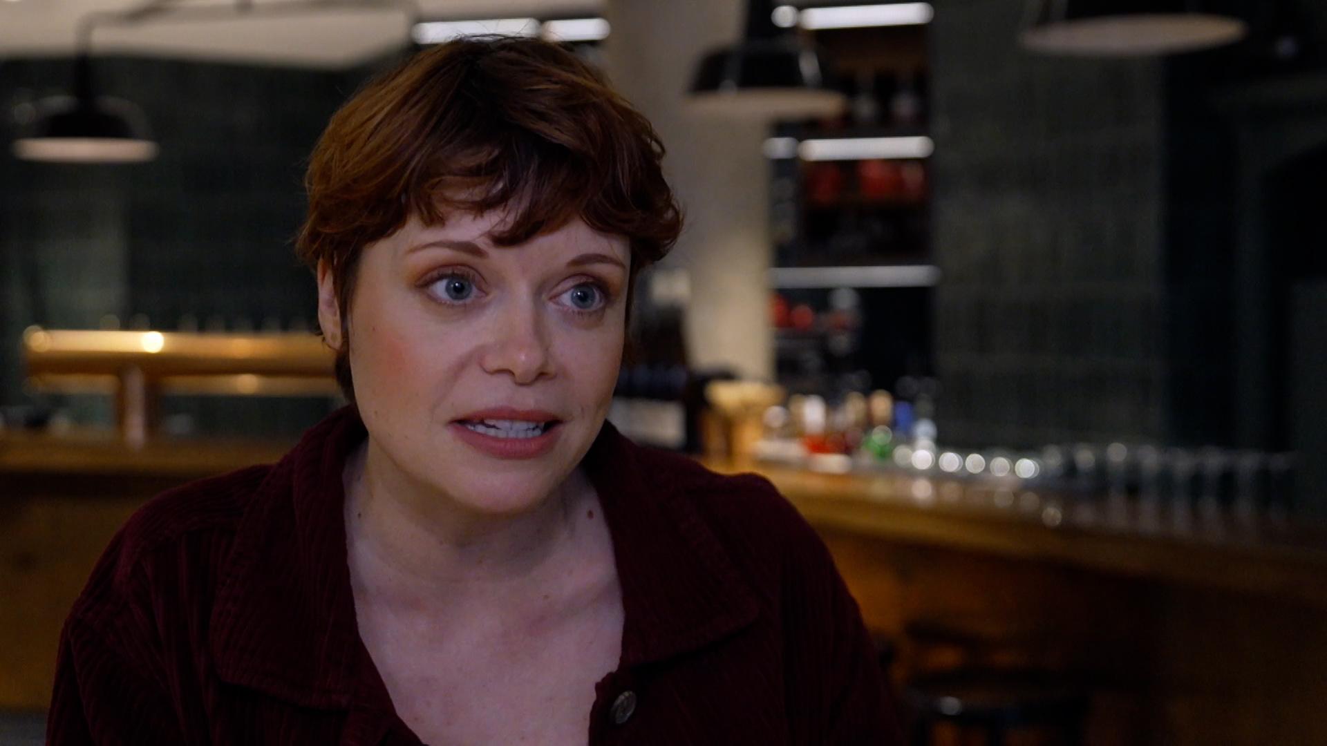 Die Schauspieler des Singspiels beschreiben das Bühnenbild für die diesjährige Starkbierprobe auf dem Nockherberg.