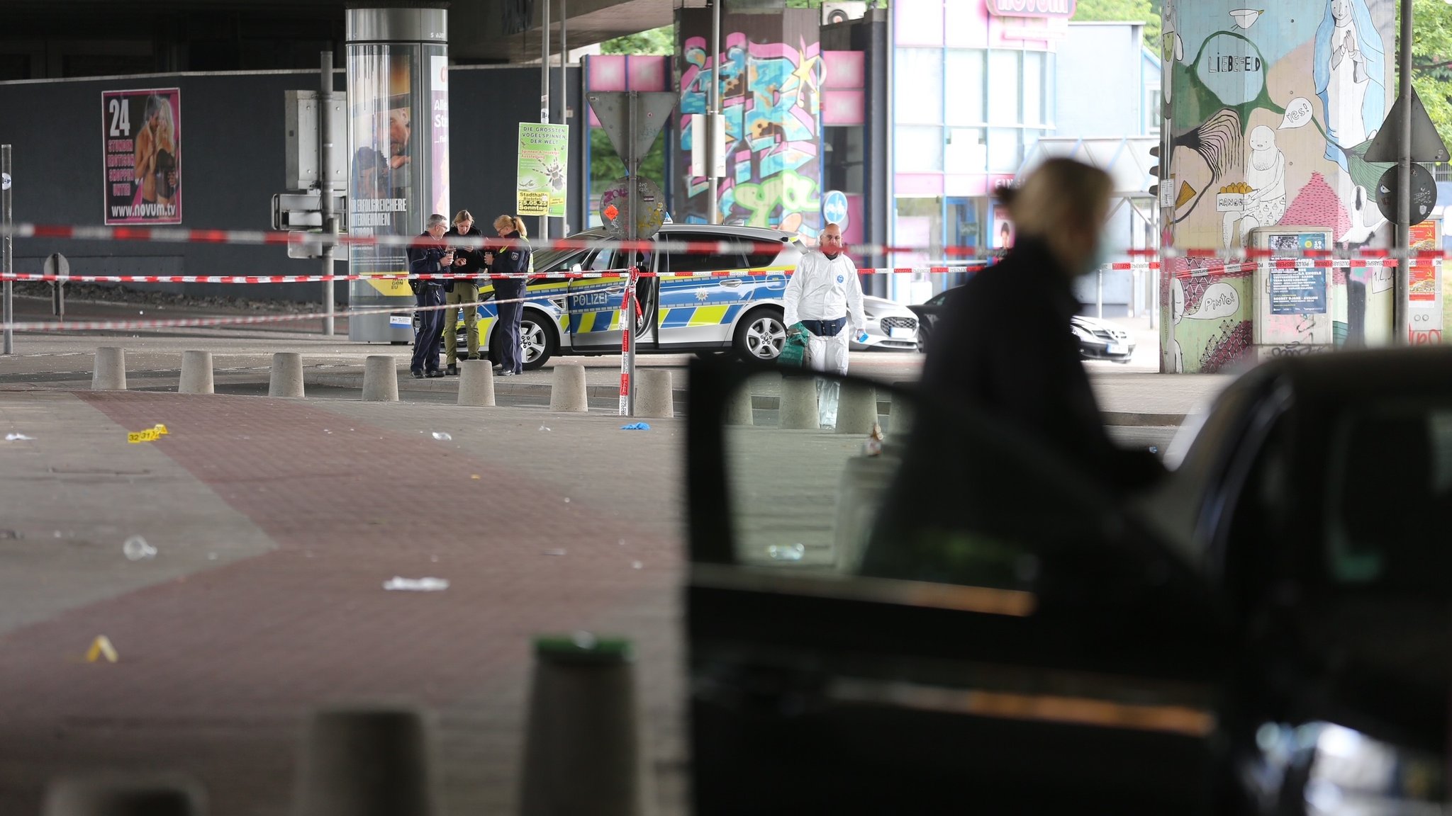 Nach der Attacke in der Bielefelder Innenstadt sind Polizei und Spurensicherung im Einsatz.