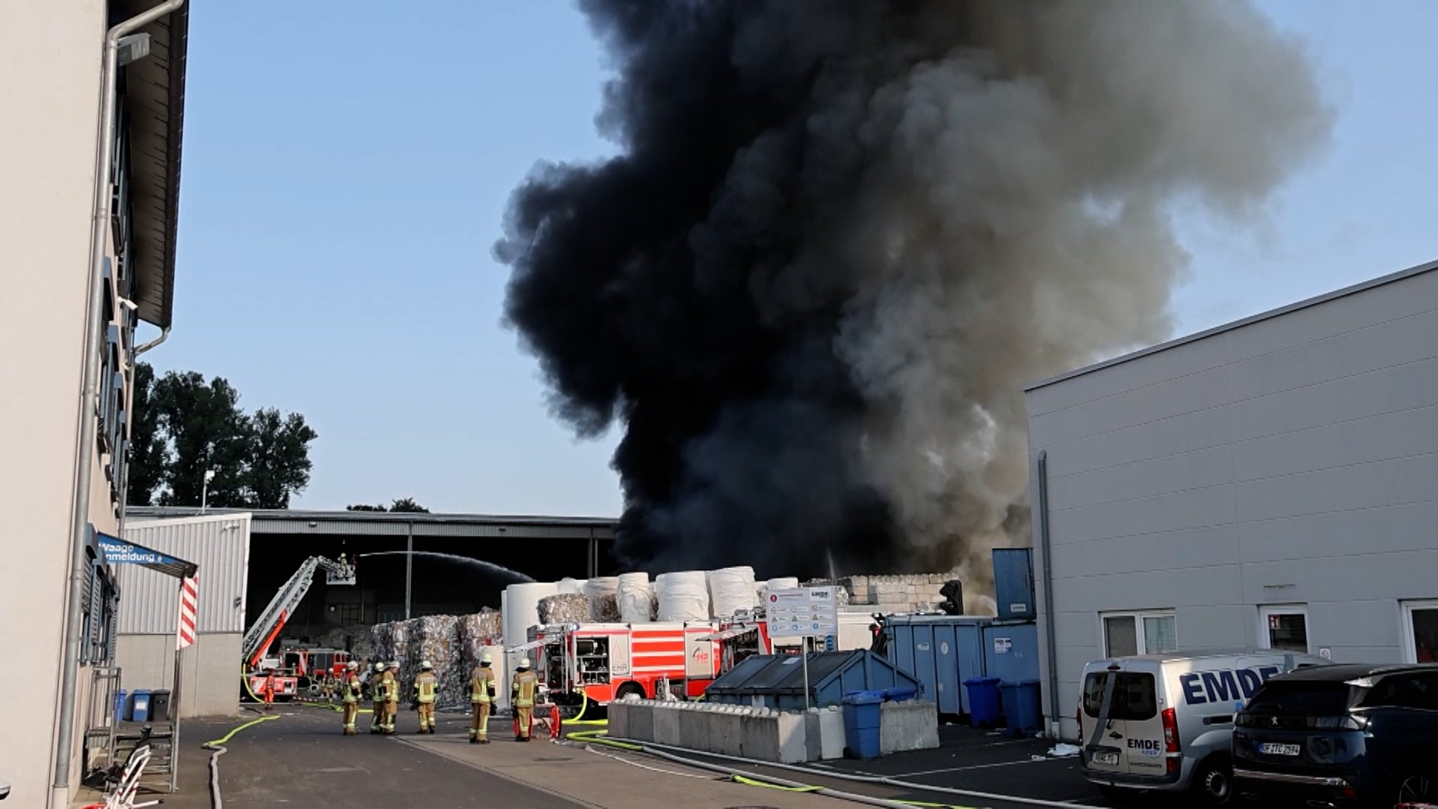 Rauchwolke bei Großbrand in Aschaffenburg