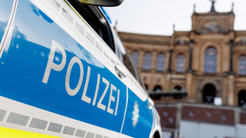 Polizeiwagen vor Landtag | Bild: Credit Picture Alliance Polizeiwagen vor Landtag