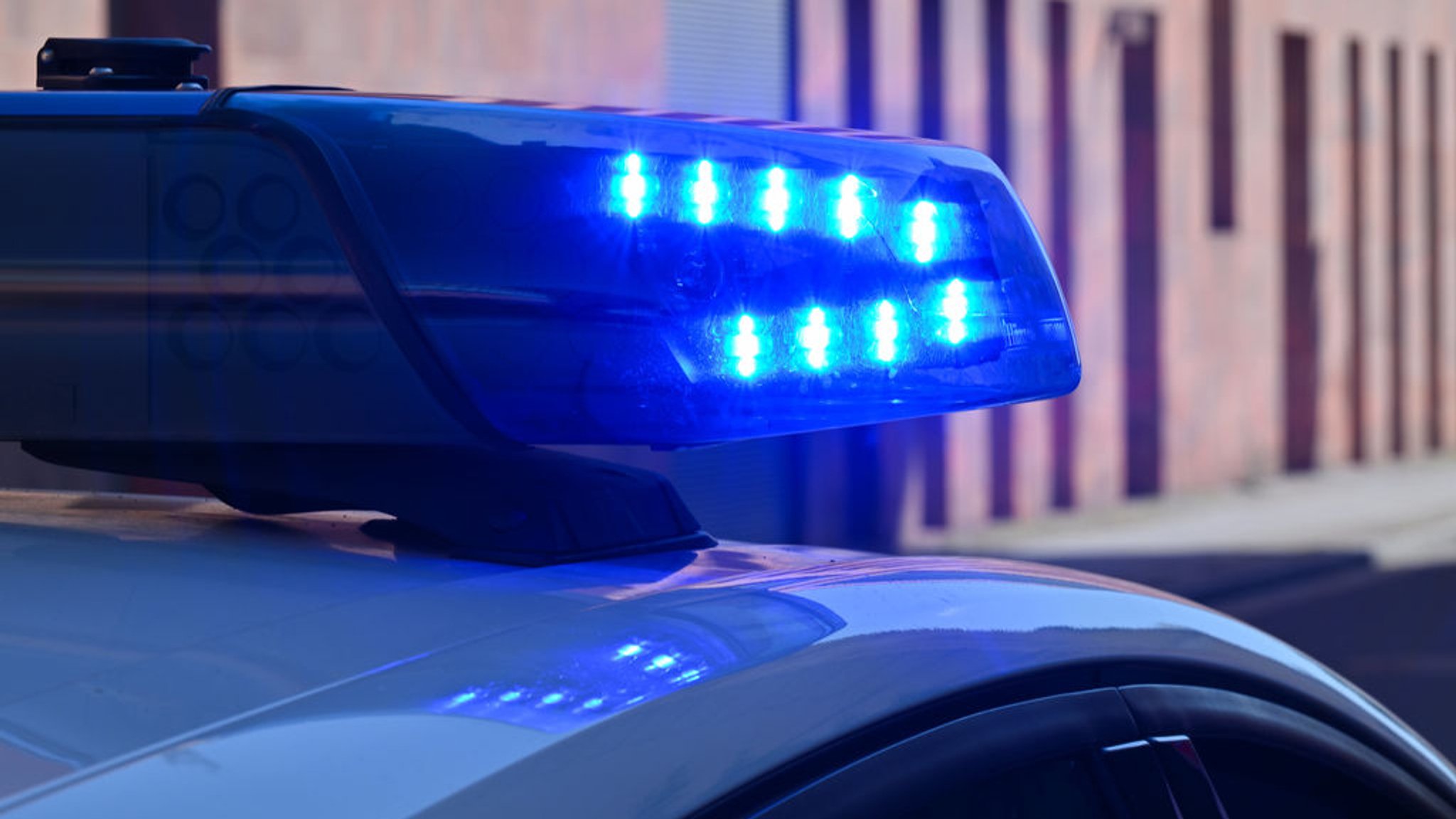 Ein Polizeifahrzeug fährt mit Blaulicht. (Symbolbild)