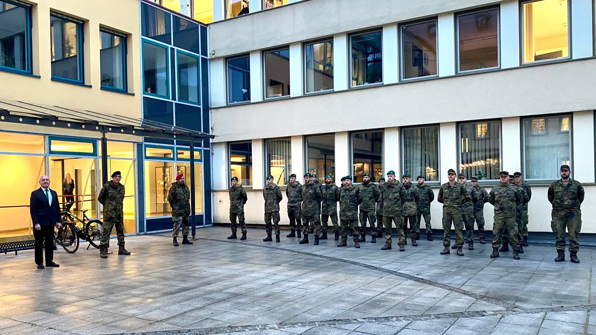 Bundeswehrsoldaten vor dem Landratsamt Rhön-Grabfeld mit Landrat Thomas Habermann (links).