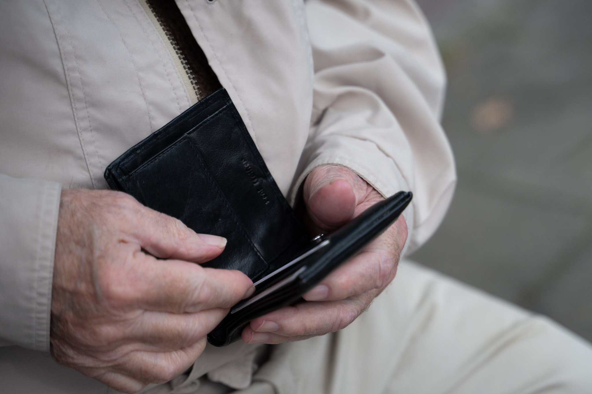 ILLUSTRATION - 24.09.2024, Berlin: Ein Rentner hält sein Portemonnaie in der Hand. (zu dpa: «Koalition will Rentenniveau von 48 Prozent festschreiben») Foto: Alicia Windzio/dpa +++ dpa-Bildfunk +++