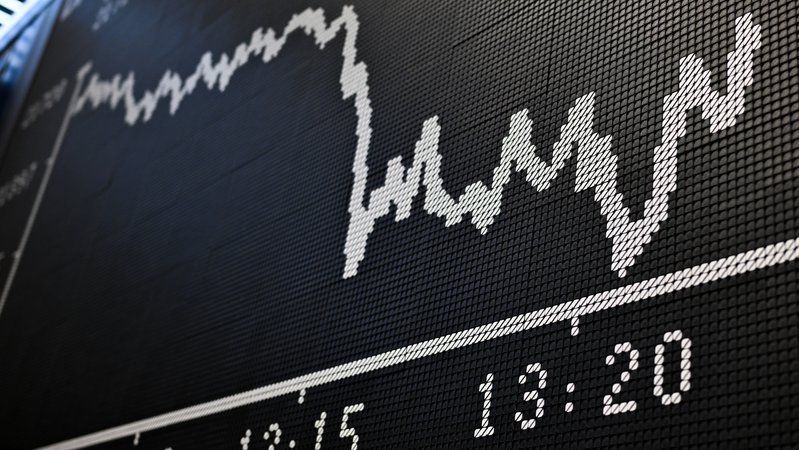 Die Anzeigetafel der Frankfurter Wertpapierbörse mit der Dax-Kurve zeigt am Freitagmittag fallende Kurse an. | Bild: picture alliance/dpa|Arne Dedert Die Anzeigetafel der Frankfurter Wertpapierbörse mit der Dax-Kurve zeigt am Freitagmittag fallende Kurse an.