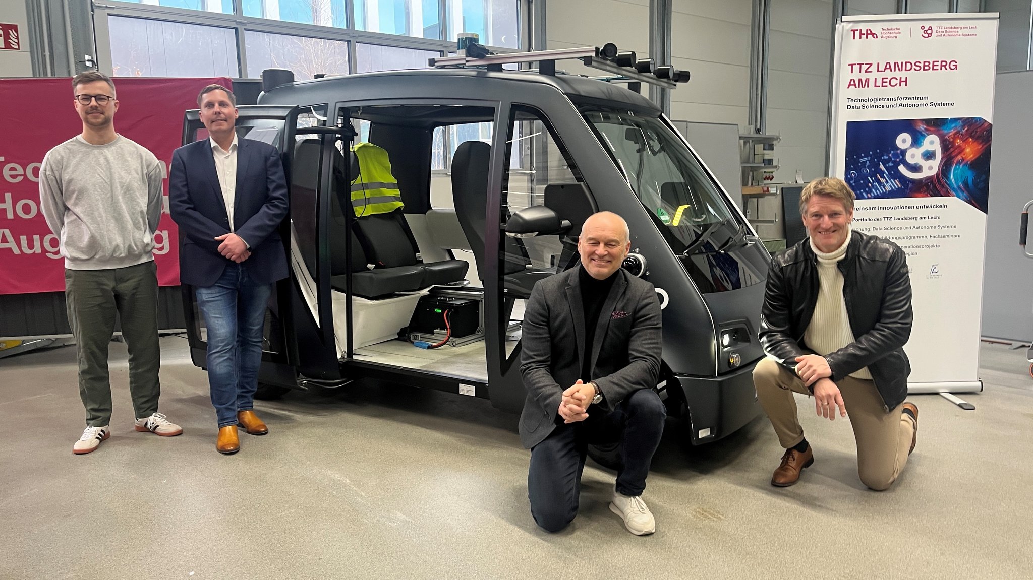 Das Team um THA-Präsident Gordon Thomas Rohrmair (2. v.r.) und Wissenschaftler Carsten Markgraf (rechts) vor einem Fahrzeug, das bald autonom auf öffentlichen Straßen fahren wird. | Bild: BR/Thomas Pösl Das Team um THA-Präsident Gordon Thomas Rohrmair (2. v.r.) und Wissenschaftler Carsten Markgraf (rechts) vor einem Fahrzeug, das bald autonom auf öffentlichen Straßen fahren wird.