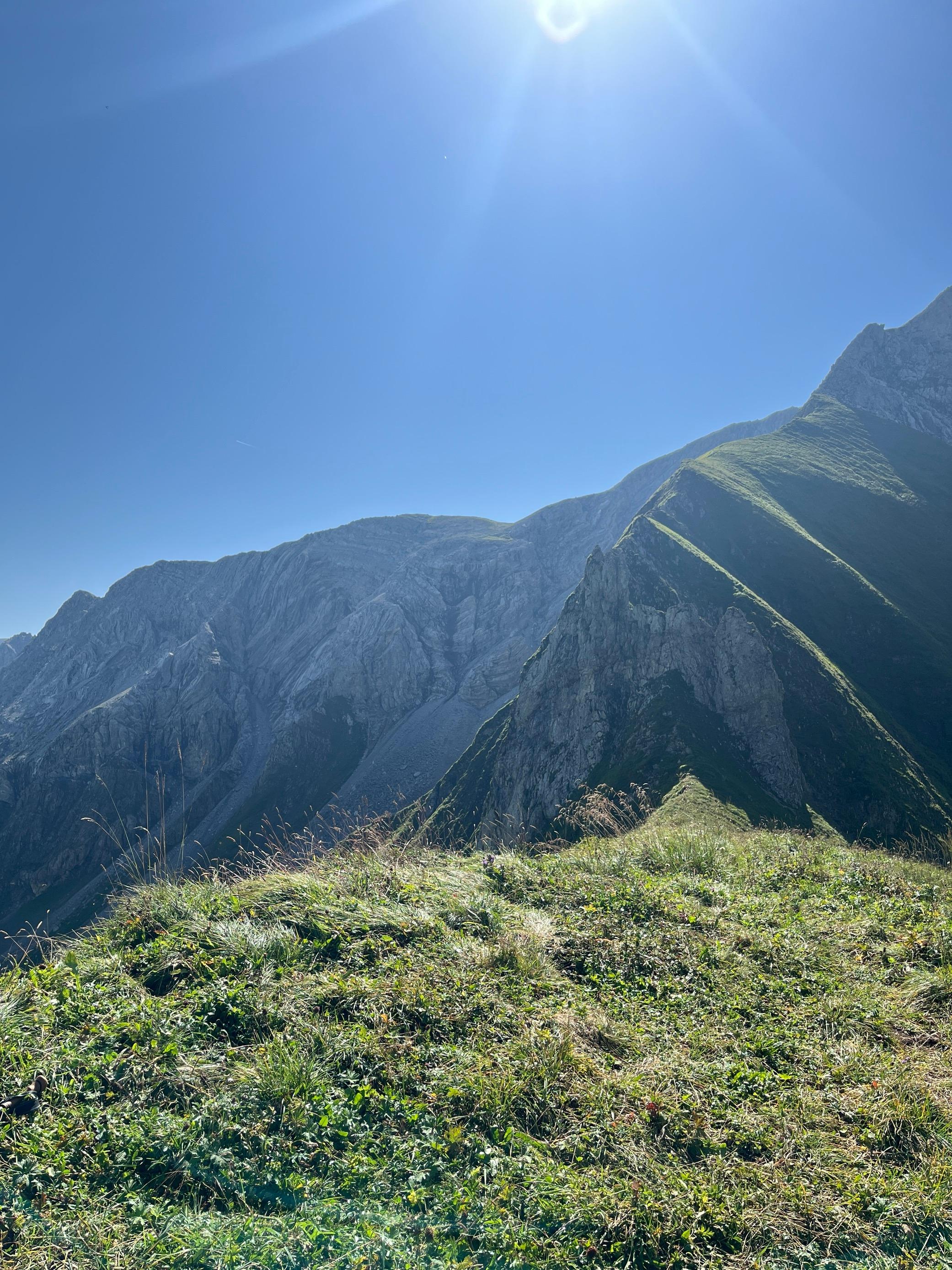 Hier am Himmeleck stand bis vor kurzem eine Bärenfigur aus Metall.