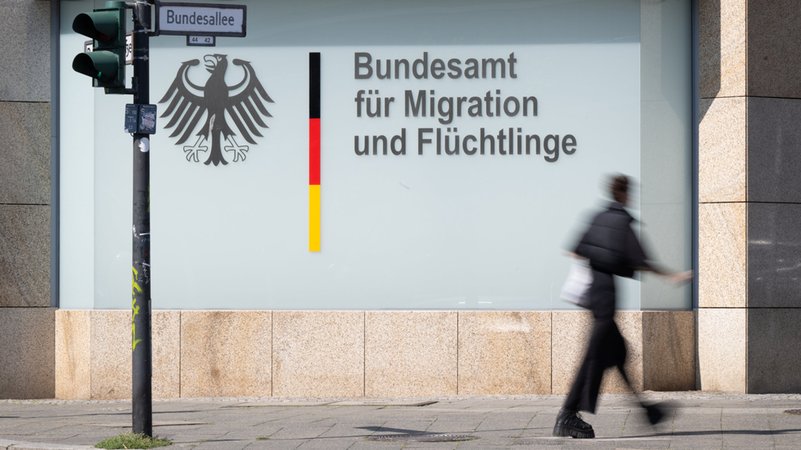 Bundesamt für Migration und Flüchtlinge | Bild: dpa-Bildfunk/Sebastian Gollnow Bundesamt für Migration und Flüchtlinge