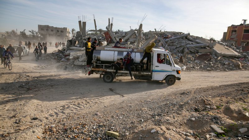Vertriebene Palästinenser verlassen Teile von Chan Junis auf dem Weg zurück in ihre Häuser in Rafah im südlichen Gazastreifen. | Bild: dpa-Bildfunk/Jehad Alshrafi Vertriebene Palästinenser verlassen Teile von Chan Junis auf dem Weg zurück in ihre Häuser in Rafah im südlichen Gazastreifen.