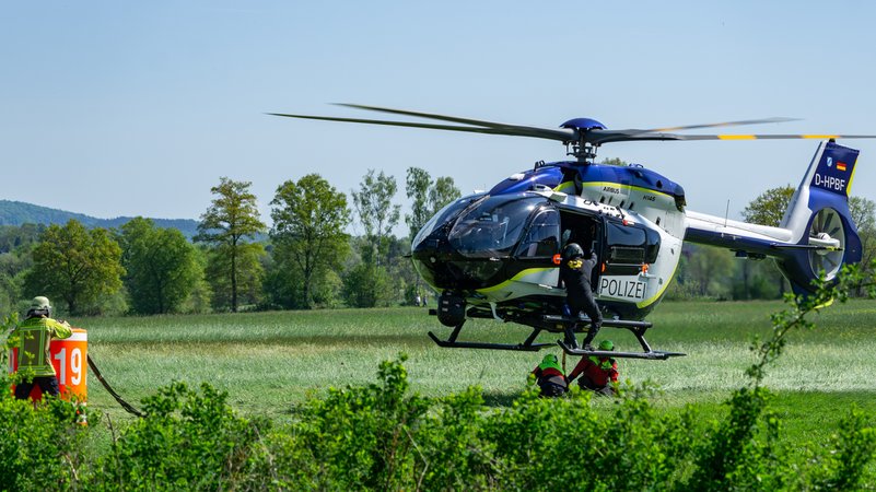 Polizei und Feuerwehr arbeiten bei den Löschmaßnahmen im Tennenloher Forst bei Erlangen zusammen. | Bild: Leserfoto/Luca Schober Polizei und Feuerwehr arbeiten bei den Löschmaßnahmen im Tennenloher Forst bei Erlangen zusammen.