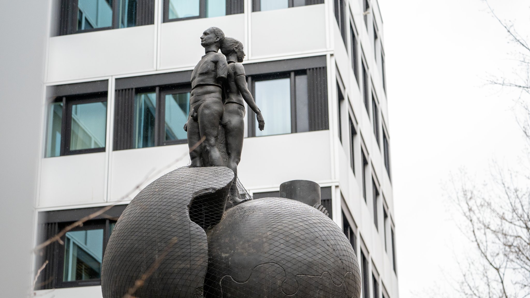 Eine Bronzefigur steht vor dem Kreisverwaltungsreferat (KVR) in München. | Bild: picture alliance/dpa | Leonie Asendorpf Eine Bronzefigur steht vor dem Kreisverwaltungsreferat (KVR) in München.