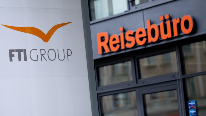 Das Logo des Reiseveranstalter FTI vor einem Reisebüro | Bild: dpa-Bildfunk/Sven Hoppe Das Logo des Reiseveranstalter FTI vor einem Reisebüro