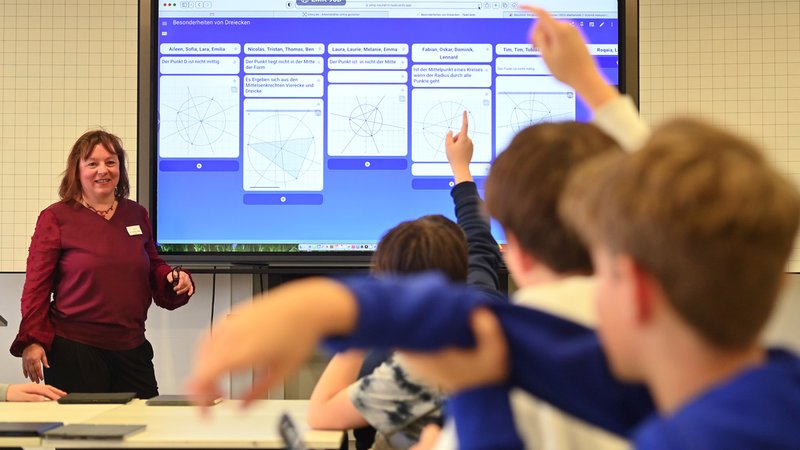 Schulunterricht in einer 9. Klasse am Oskar-Maria-Graf-Gymnasium in Neufahrn bei Freising im Februar 2024. | Bild: picture alliance / SvenSimon | Frank Hoermann/SVEN SIMON Schulunterricht in einer 9. Klasse am Oskar-Maria-Graf-Gymnasium in Neufahrn bei Freising im Februar 2024.