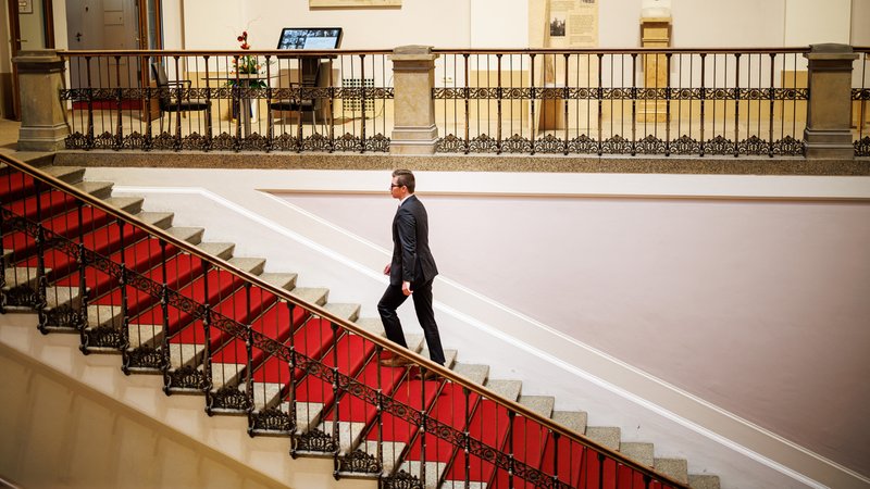 Archivbild: Daniel Halemba, AfD-Landtagsabgeordneter, geht in einer Pause während der Plenarsitzung im Bayerischen Landtag eine Treppe hinauf.