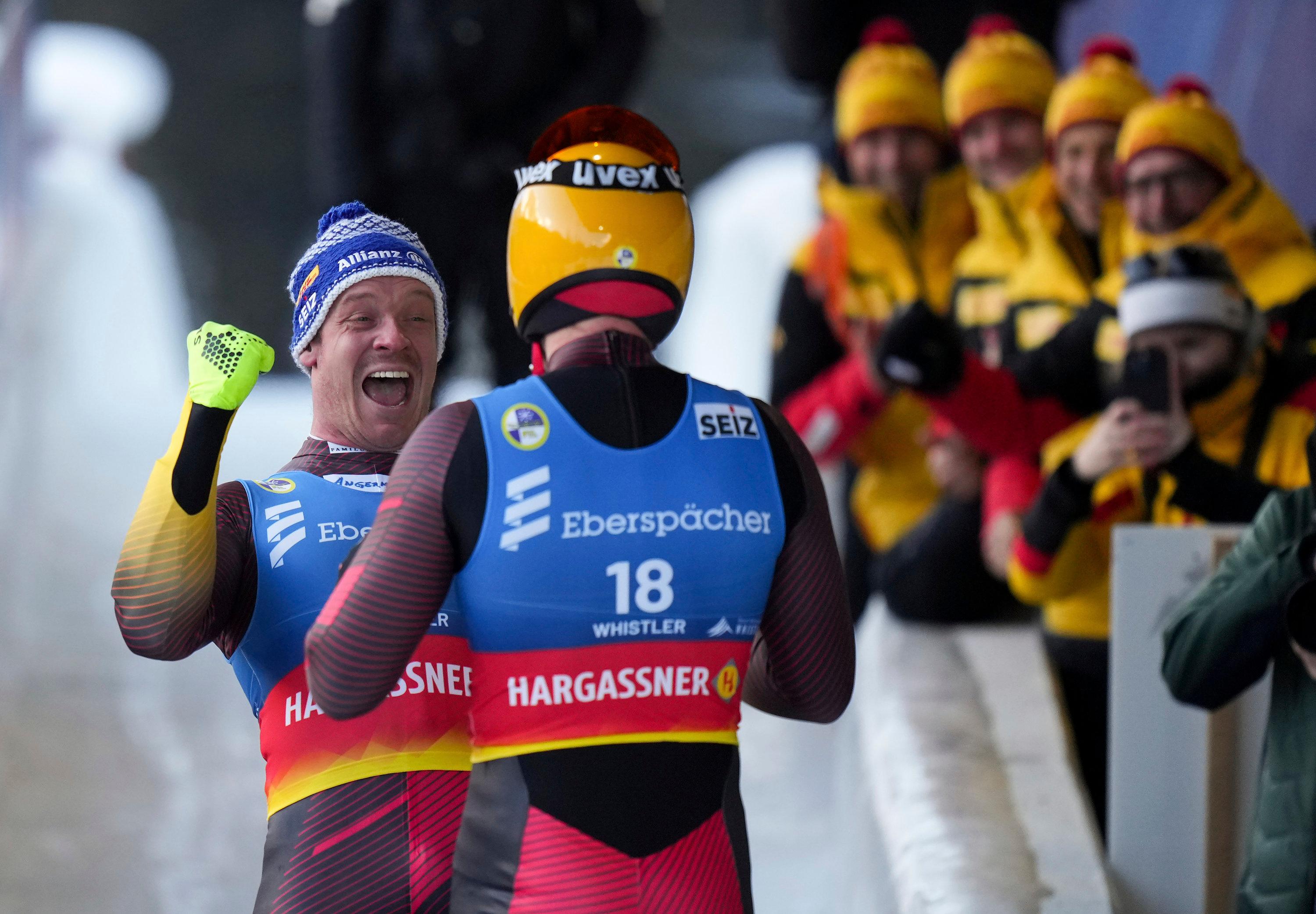 Rodel-WM in Whistler: Felix Loch (links) und Weltmeister Max Langenhan