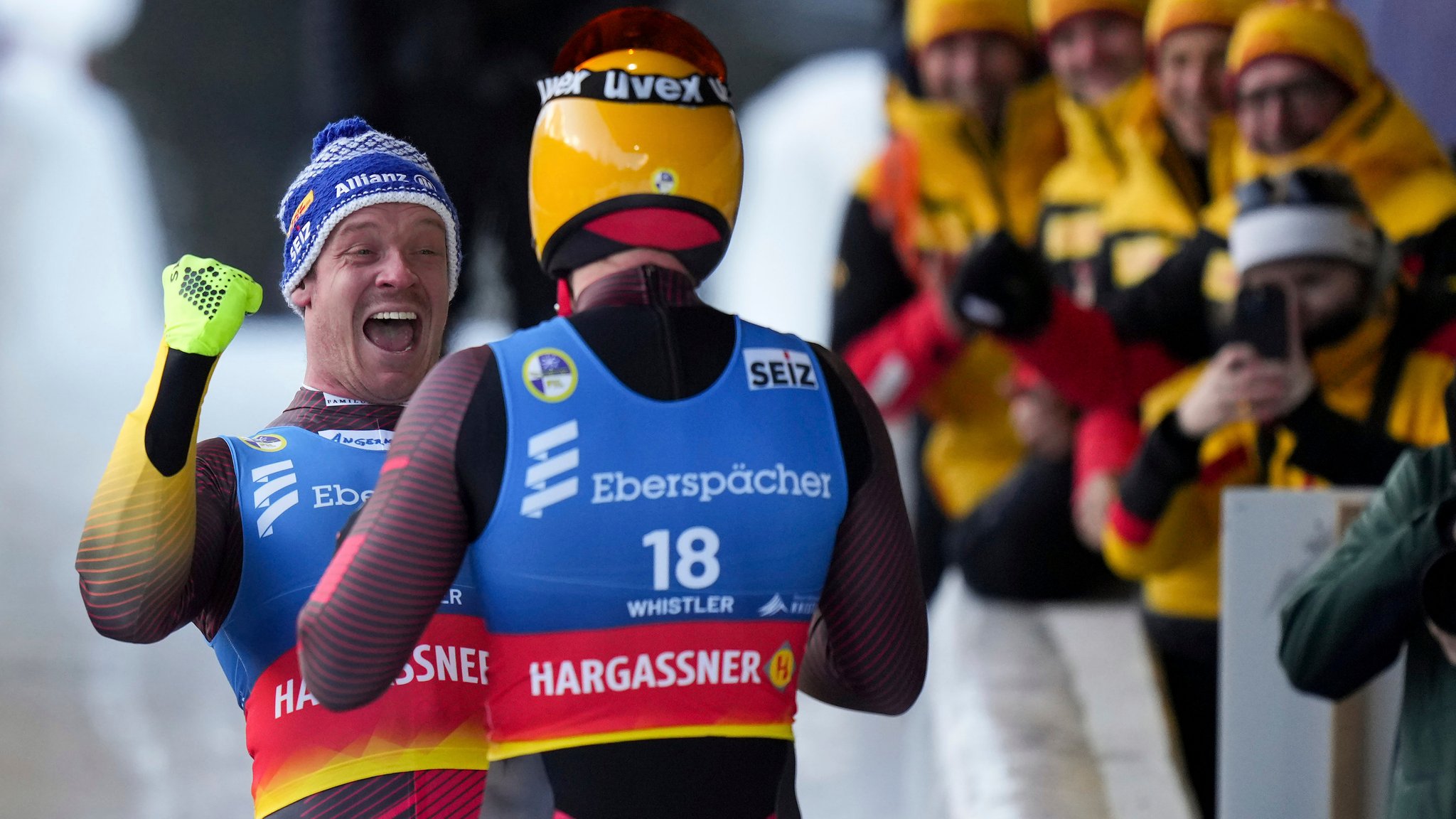 Rodel-WM in Whistler: Felix Loch (links) und Weltmeister Max Langenhan