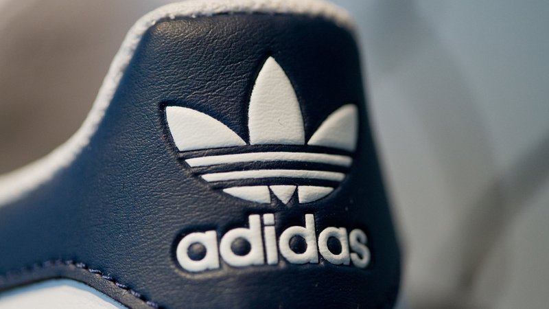 Ein Schuh mit dem Logo des Sportartikelherstellers adidas. | Bild: dpa-Bildfunkt/Daniel Karmann Ein Schuh mit dem Logo des Sportartikelherstellers adidas.