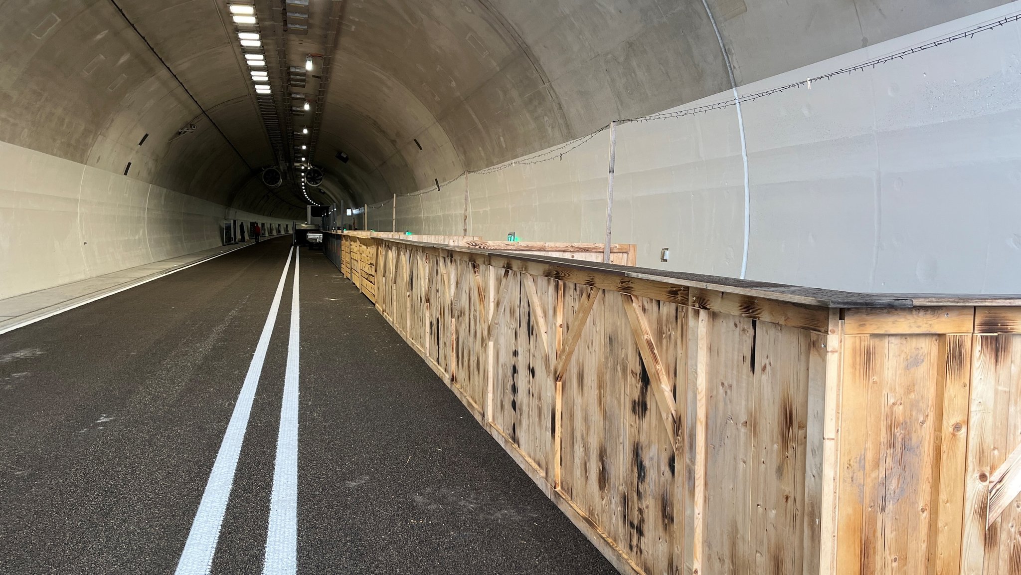 Die hölzerne Bar für die Tunnel-Party steht schon 