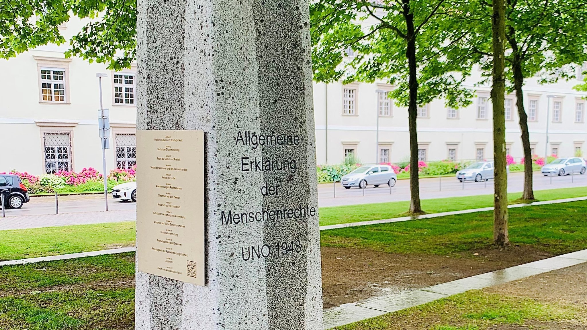 Das neue Denkmal im Passauer Klostergarten erinnert an die UNO-Menschenrechtserklärung von 1948