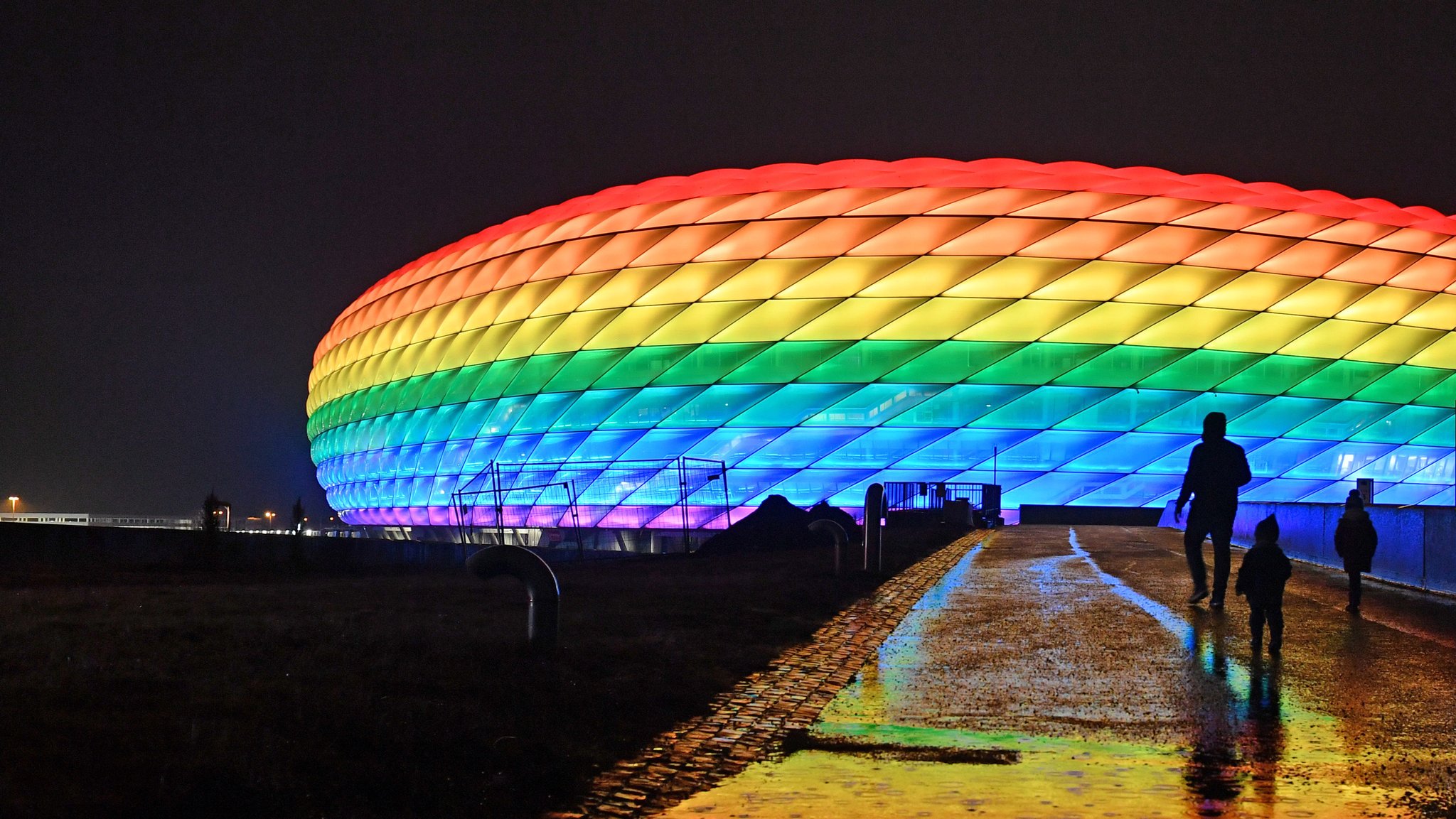 Bereits im Januar erstrahlte die Münchner Arena in Regenbogen-Farben.