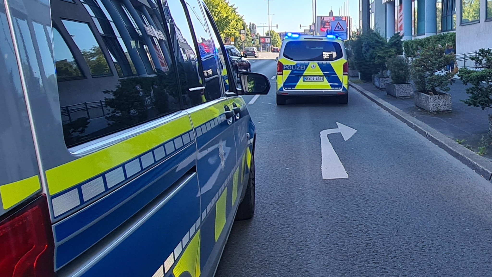 Zwei Einsatzwagen der Polizei auf der Straße (Symbolbild)