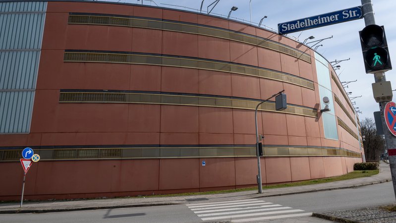 Am 03.03.2026 findet der Prozessauftakt gegen eine Justizvollzugsbeamte aus der JVA München wegen Körperverletzung im Amt statt. | Bild: dpa-Bildfunk/Peter Kneffel Am 03.03.2026 findet der Prozessauftakt gegen eine Justizvollzugsbeamte aus der JVA München wegen Körperverletzung im Amt statt.