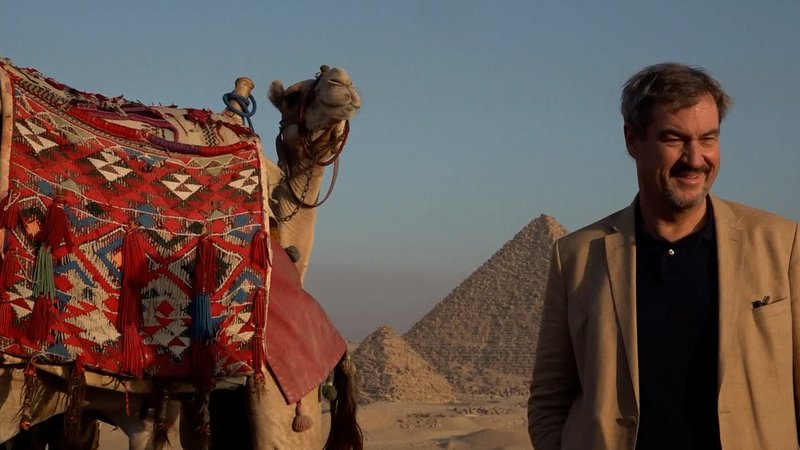 Der bayerische Ministerpräsident vor den Pyramiden in Ägypten und neben einem Kamel. | Bild: BR Der bayerische Ministerpräsident vor den Pyramiden in Ägypten und neben einem Kamel.