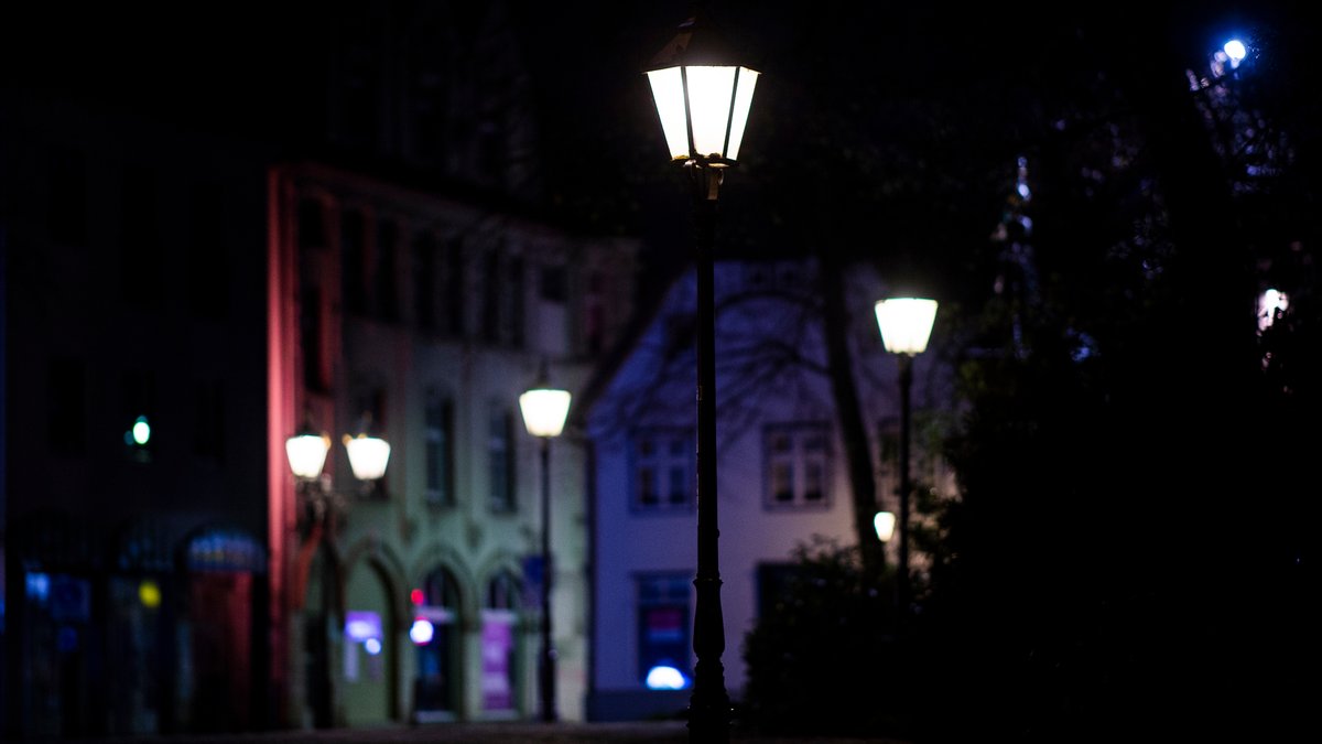 Brennende Straßenlampen in der Nacht. 