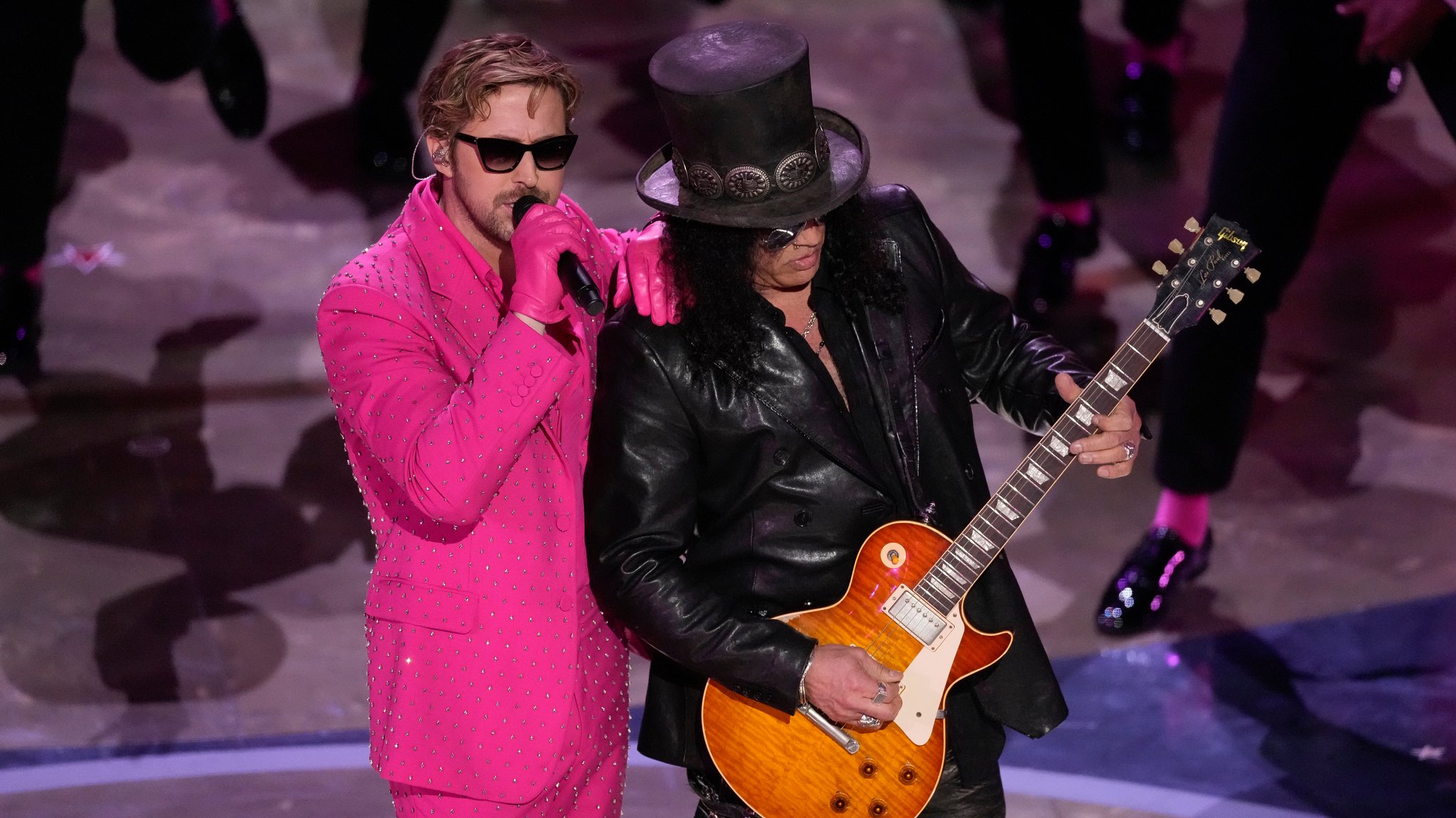 Ryan Gosling und Slash performen bei dein Oscars den Song "I'm Just Ken". | Bild: picture alliance / Chris Pizzello/Invision/AP | Chris Pizzello Ryan Gosling und Slash performen bei dein Oscars den Song "I'm Just Ken".