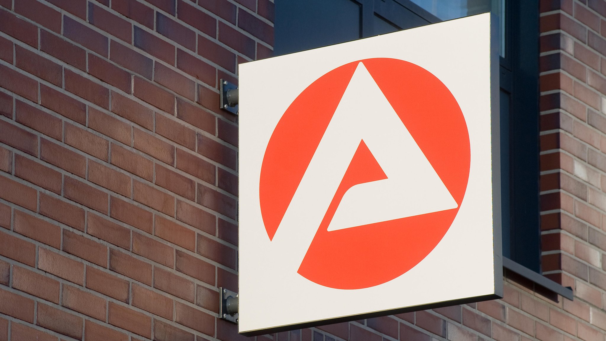 Das Logo der Agentur für Arbeit. | Bild: picture alliance / Caro | Eckelt Das Logo der Agentur für Arbeit.